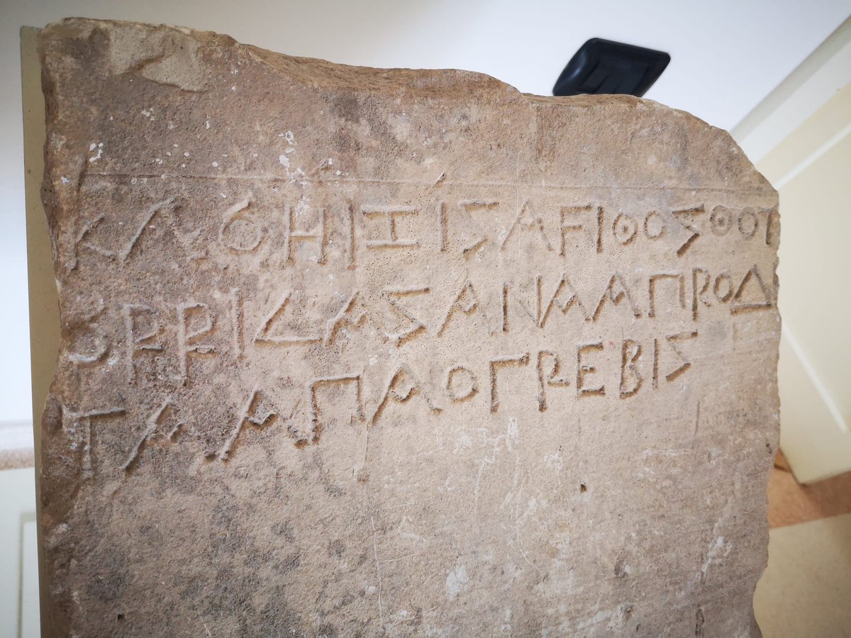 AlbanX's tweet image. Messapian epigraph exhibited at the Civic Museum of Galatina "P. Cavoti", the epigraph reads:
KΛOHI.ZIS.AFIΘΟΖ.Θ0TRRIDAS.ANA.APROΔITA.APAO.ΓREBIS
"KLOHI ZIS AVITHOS THOTORIDDAS ANA APRODITA APAO GREBIS"
Alb.
"KLOFTE ZEUS, GERVISH NENE APRODITA PREJ AVITHOS THOTORIDDAS"
Eng.