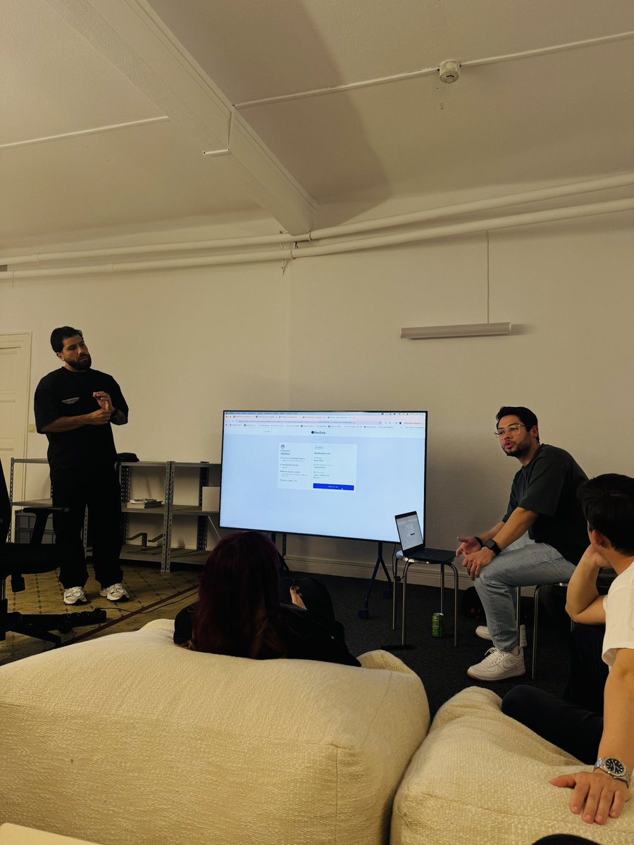 Riz3ky's tweet image. Sesión de Show your work en @nocodehackers Madrid
Gente haciendo producto del bueno!

Docguia [Made with @bubble]
@carlosparra2809 @develat12 @DocguiaOffi
