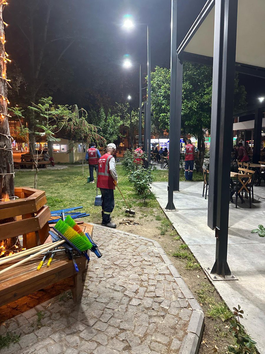 ✨Cumhuriyet Meydanımız 23 Nisan’a hazır!

Temizlik İşleri ile Park ve Bahçeler Müdürlüğü ekiplerimiz, Cumhuriyet Meydanı’nı 23 Nisan Ulusal Egemenlik ve Çocuk Bayramı kutlamalarına hazırladı.
Çocuklarımızın bayramı en güzel şekilde kutlayabilmesi için biz hazırız!
