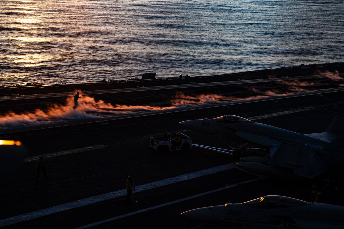 USPacificFleet's tweet image. From Super Hornets to helicopters, Sailors aboard USS Nimitz (CVN 68) keep operations running strong in the Pacific. 🇺🇸⚓ 

Deployed in the @US7thFleet AOR, Nimitz demonstrates America&apos;s commitment to a free &amp;amp; open Indo-Pacific. #USNavy #ForwardDeployed #USSNimitz