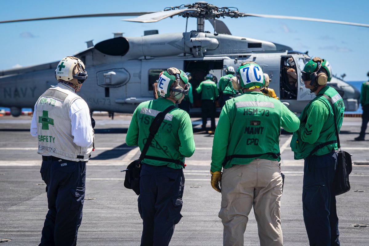 USPacificFleet's tweet image. From Super Hornets to helicopters, Sailors aboard USS Nimitz (CVN 68) keep operations running strong in the Pacific. 🇺🇸⚓ 

Deployed in the @US7thFleet AOR, Nimitz demonstrates America&apos;s commitment to a free &amp;amp; open Indo-Pacific. #USNavy #ForwardDeployed #USSNimitz