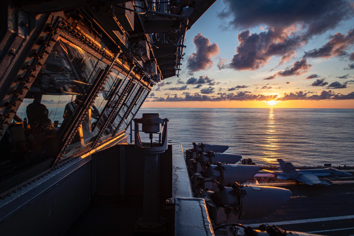 USPacificFleet's tweet image. From Super Hornets to helicopters, Sailors aboard USS Nimitz (CVN 68) keep operations running strong in the Pacific. 🇺🇸⚓ 

Deployed in the @US7thFleet AOR, Nimitz demonstrates America&apos;s commitment to a free &amp;amp; open Indo-Pacific. #USNavy #ForwardDeployed #USSNimitz