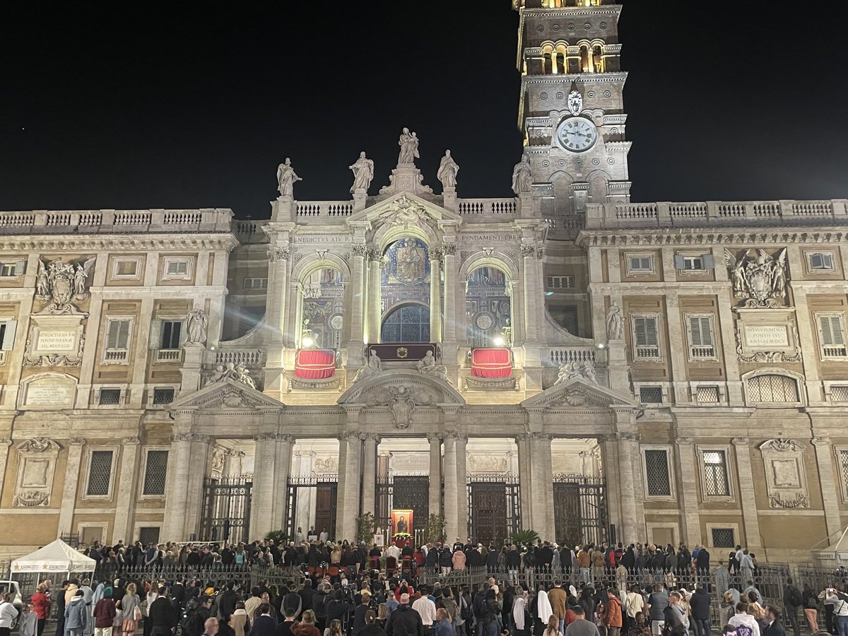 Oración por el Papa Francisco en la plazoleta de la Basílica de Santa María La Mayor, donde será enterrado este sábado ⁦<a href="/NoticiasCaracol/">Noticias Caracol</a>⁩ #Roma #PapaFrancisco