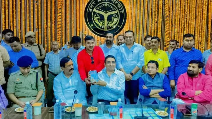 Sintukumar56169's tweet image. आदरणीय IAS Vishal Singh जी कैसे करें आप की विदाई हो 💐💐
सोच सोच रोवे अखियाँ
याद बड़ी आपके आई हो सोच सोच रोवे अखियाँ..

#सिंटूकुमारभीमआर्मीविधानसभाउपाध्यक्षज्ञानपुरभदोही 🙏
#iasvishalsingh