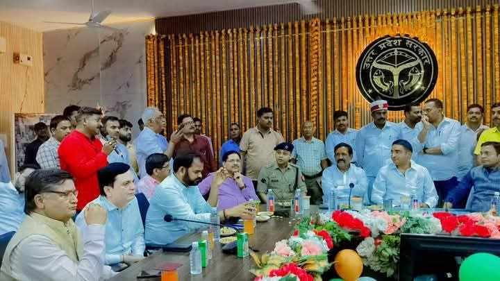 Sintukumar56169's tweet image. आदरणीय IAS Vishal Singh जी कैसे करें आप की विदाई हो 💐💐
सोच सोच रोवे अखियाँ
याद बड़ी आपके आई हो सोच सोच रोवे अखियाँ..

#सिंटूकुमारभीमआर्मीविधानसभाउपाध्यक्षज्ञानपुरभदोही 🙏
#iasvishalsingh