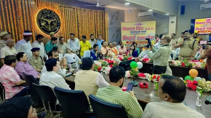 Sintukumar56169's tweet image. आदरणीय IAS Vishal Singh जी कैसे करें आप की विदाई हो 💐💐
सोच सोच रोवे अखियाँ
याद बड़ी आपके आई हो सोच सोच रोवे अखियाँ..

#सिंटूकुमारभीमआर्मीविधानसभाउपाध्यक्षज्ञानपुरभदोही 🙏
#iasvishalsingh