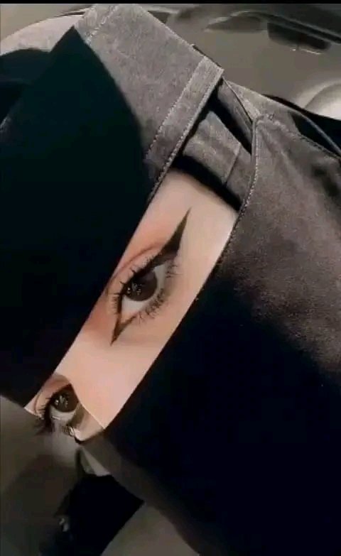 حنا اختلفنا فالمشاعر والكلام
الوضع باين والعقول تصوّره 

تجيني تسلم وارد لك السلام
مع كلمتين وضحكتين مزوّره

مافيه داعي للتشره والملام
كلن ضميره فالحياه ينوّره 

ان جيت عينت الغلا والاحترام
وان رحت قلبي ماقدرت تعوّره

ماني من متسولين الاهتمام
ان ماحصل ماجيت منك ادوّره
وسلامتك