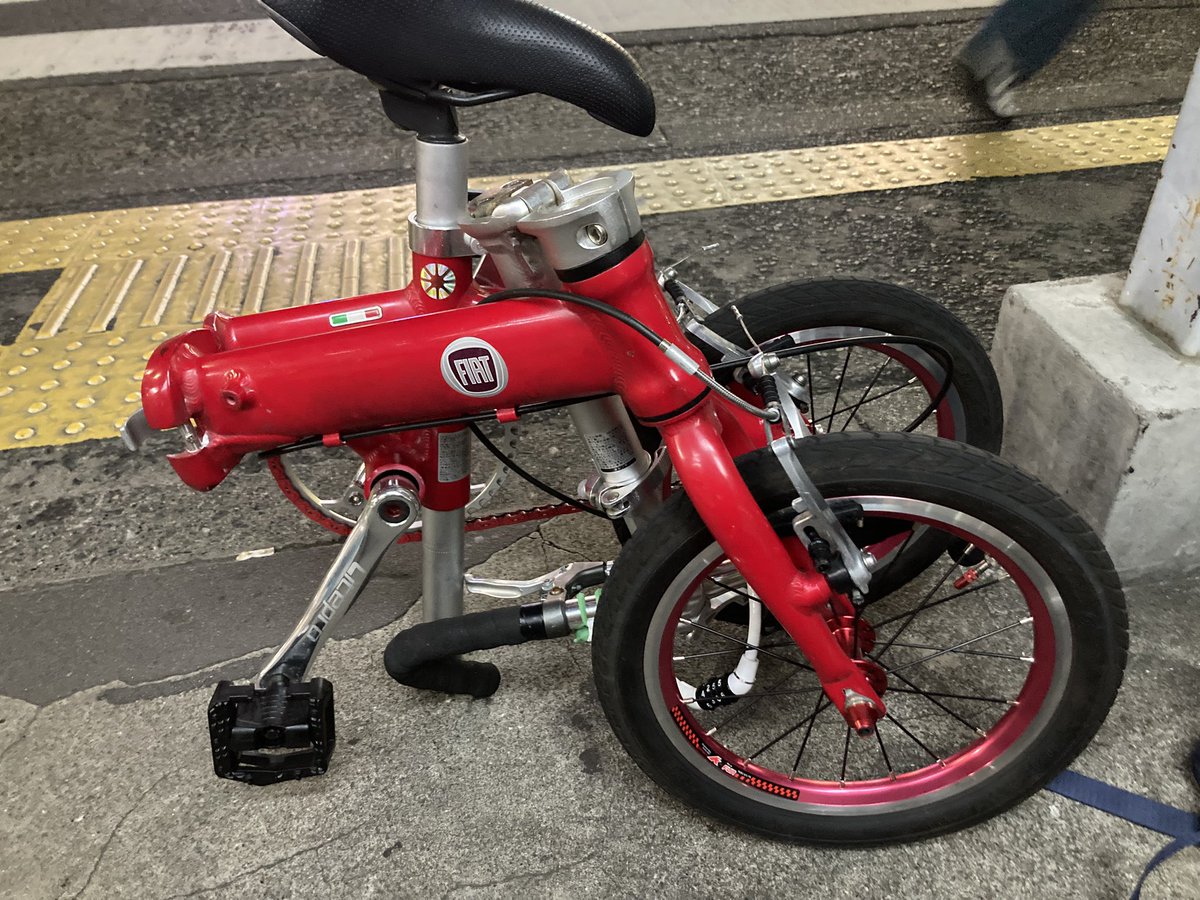 junyaninjo's tweet photo. メルカリで14インチのミニベロGET 引き渡し場所の赤羽まで電車で行き、赤羽から東中野まで11キロ走ってから、たたんで電車に乗り最寄り駅からまた自転車。多数カスタムされてて、14インチなのに速い。ギアなしだけど問題なし。その分軽量8.9キロ。軽いは正義。輪行袋はIKEAで400円。輪行仲間募集^ ^ https://t.co/5Rd5aaR4l2