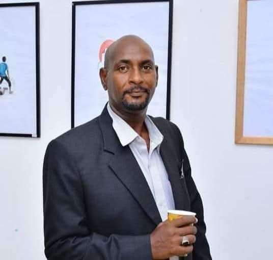 iss2001a's tweet image. دا جدي اسامه الشيخ ادريس وطني غيور كاتب وروائي فاز بعدة جوائز منها جائزة الطيب صالح والشارقه كان عايش في الامارات كتب منشور عن الامارات ودعمها لمليشيا الدعم السريع وتم اعتقاله في الامارات في ابريل 2023 من وقتها لا نعلم عنه شيئا في البدايه كان بخلو زوجته فقط تتصل عليه وحاليا++