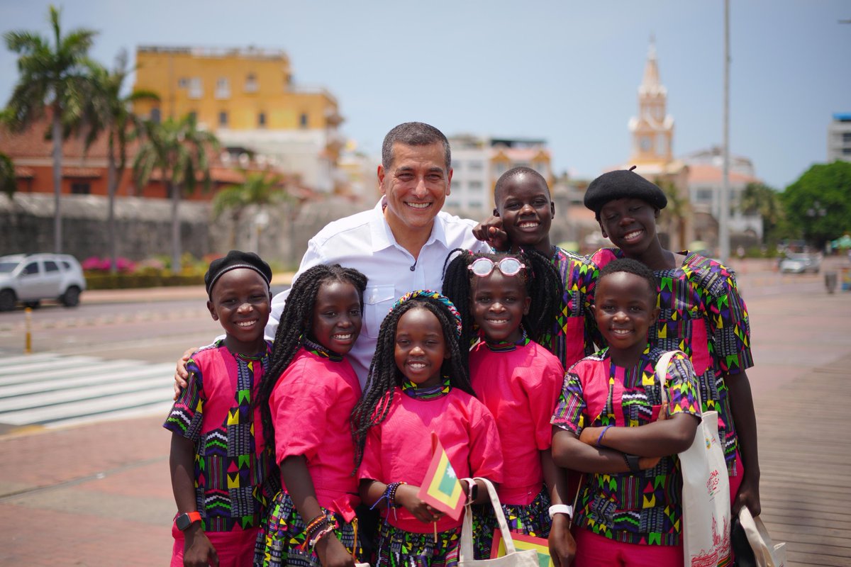 dumek_turbay's tweet photo. El famoso grupo #MasakaKids Africana, fue abusado en su buena fe por unos empresarios IRRESPONSABLES, los mismos del Festival de Música del Caribe, que no sólo los explotaron laboralmente sino que incumplieron con gastos básicos de estadía, alimentación y tiquetes de regreso a su país de origen. Según lo pactado, el grupo debía viajar este lunes, pero no fue así. 

Una vez conocimos las denuncias y verificamos su origen, en un acto humanitario hicimos contacto para asumir el padrinazgo de los menores, quienes estuvieron de visita este martes en La Aduana. 

Garantizamos los tiquetes aéreos, les dimos unos detalles y les informamos que esta misma tarde viajarán de regreso a Uganda, en un vuelo con escala en Ámsterdam, Países Bajos. 

¿Qué pasará con los "empresarios"? 

Actuaremos legalmente para evitar que sigan timando impunemente.