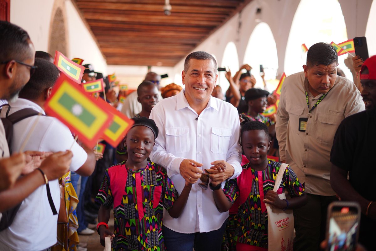 dumek_turbay's tweet photo. El famoso grupo #MasakaKids Africana, fue abusado en su buena fe por unos empresarios IRRESPONSABLES, los mismos del Festival de Música del Caribe, que no sólo los explotaron laboralmente sino que incumplieron con gastos básicos de estadía, alimentación y tiquetes de regreso a su país de origen. Según lo pactado, el grupo debía viajar este lunes, pero no fue así. 

Una vez conocimos las denuncias y verificamos su origen, en un acto humanitario hicimos contacto para asumir el padrinazgo de los menores, quienes estuvieron de visita este martes en La Aduana. 

Garantizamos los tiquetes aéreos, les dimos unos detalles y les informamos que esta misma tarde viajarán de regreso a Uganda, en un vuelo con escala en Ámsterdam, Países Bajos. 

¿Qué pasará con los "empresarios"? 

Actuaremos legalmente para evitar que sigan timando impunemente.