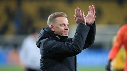 Kickers-Nuffenbach (@goldhermann) on Twitter photo TRANSFERHAMMER!!:
Der <a href="/OFC_offiziell/">Kickers Offenbach</a> verpflichtet Markus Anfang nach seinem Rausschmiss beim FC Kaiserslautern.
Der 50-Jährige wird morgen um 14 Uhr im Rahmen einer Pressekonferenz offiziell vorgestellt.
#nurderOFC TRANSFERHAMMER!!:
Der <a href="/OFC_offiziell/">Kickers Offenbach</a> verpflichtet Markus Anfang nach seinem Rausschmiss beim FC Kaiserslautern.
Der 50-Jährige wird morgen um 14 Uhr im Rahmen einer Pressekonferenz offiziell vorgestellt.
#nurderOFC