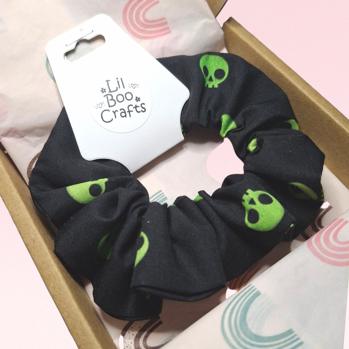 LilBooCrafts's tweet image. Spooky just got stylish.
The Spooky Skulls Scrunchie is here – green skulls on black for the ultimate goth girl vibe.

Now live on Etsy!

#LilBooCrafts #GothStyle #HandmadeScrunchie #AltFashion #EtsyUK