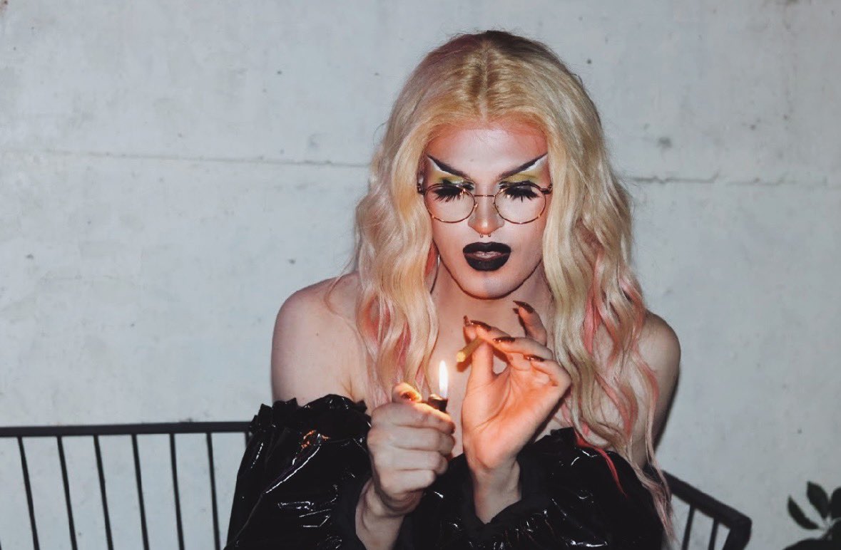 hernameisdemo's tweet photo. shmoke https://t.co/YqTBt6jK2i