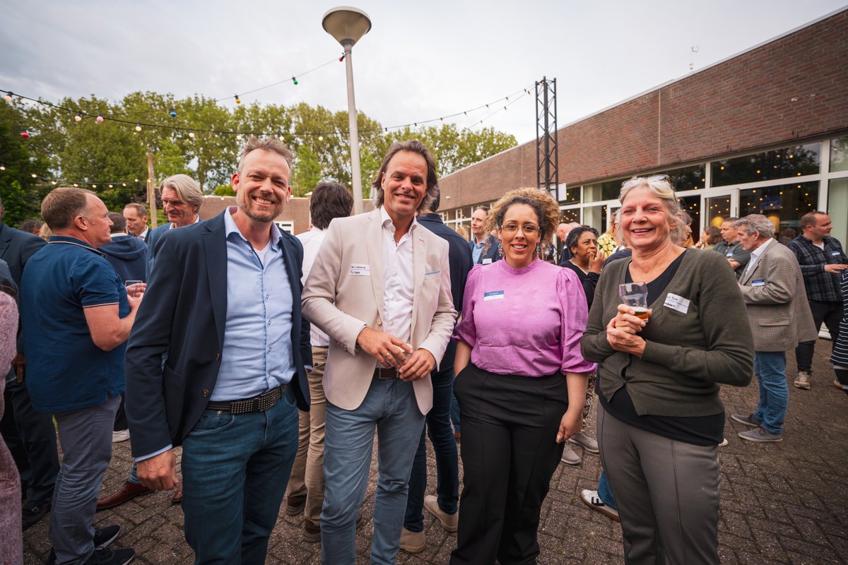 Er zitten tussen de 300-400 bezoekers altijd veel nieuwe gezichten, maar we zien ook ondernemers die geen editie missen. Zo ook Arjan Steendam (links op foto), die deze gelegenheden met een kruis in zijn agenda heeft staan. Maar waarom?
Lees het hier: linkedin.com/feed/update/ur…