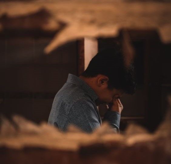 "وما مِن شدةٍ إلا وفيها
من الفرَجِ المُؤمَّلِ ما يفيها
فطِب نفسًا إذا اشتدت كروبٌ
 فإنَّ عواقبَ الحُسنى تليها"