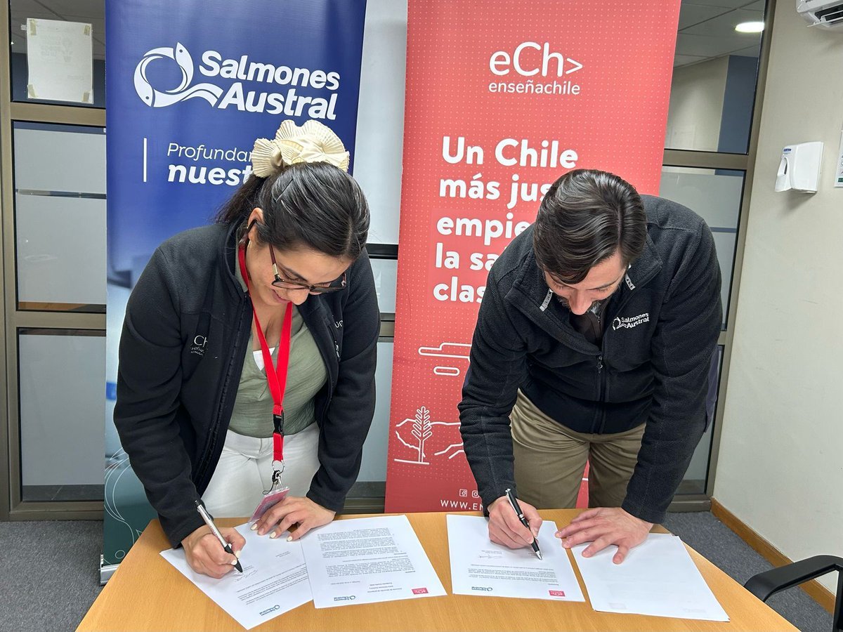ensenachile's tweet photo. ¡Renovamos alianza en la Patagonia! Junto a #SalmonesAustral seguiremos trabajando colaborativamente para acercar oportunidades a cientos de niñas, niños y jóvenes. Agradecemos la confianza y compromiso con la educación 🤝. https://t.co/fdMqiZ2qDr