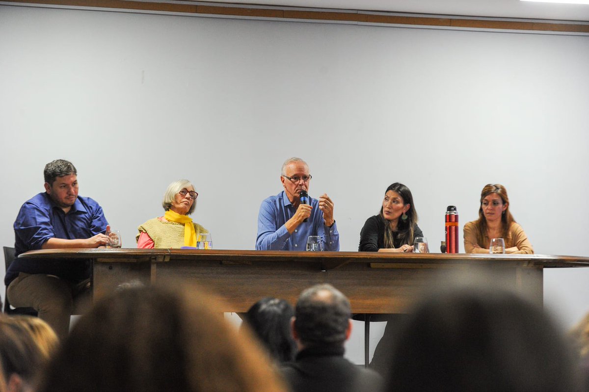 ForoSaludMza's tweet photo. Charla abierta:“La libertad arrasa- retirada del Estado y desprotección social”, organizada por la mesa provincial de  #EncenderlaEsperanza, en SUTE #Mendoza
Daniel Gollán instó a construir "alternativas que prioricen los derechos y el bienestar del Pueblo".
#DerechoAlFuturo 🇦🇷 https://t.co/lp8BYuzOZP