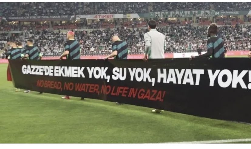 bir_evlad61's tweet photo. Galatasaray-Konyaspor maçına Gazzeli çocuklar İle çıkıldı..

Ekmek yok,su yok,hayat yok

No Bread,No Water,No Life In Gaza !

Gazze tükeniyor 
#GazaisRunningOut

❗️SUSMA❗️

#KNYvGS #SONDAKİKA #Hakkari İran
Netenyahu Ahmet Kutucu #KutluFetih https://t.co/Ki0Fovg2YE