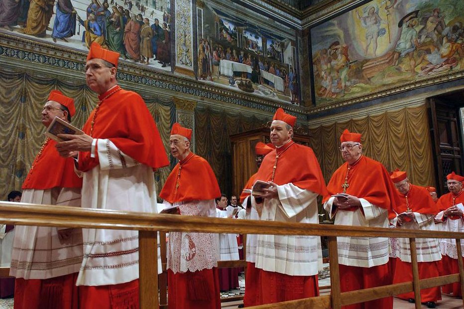 AlesandroJR's tweet photo. MCHAKATO UNAOFUATWA PAPA ANAPOFARIKI HADI KUPATA PAPA MPYA

1. UTHIBITISHO WA KIFO
• Camerlengo (Chamberlain wa Kanisa Takatifu la Roma) ndiye mtu pekee anayethibitisha rasmi kifo cha papa.
• Kijadi, papa anapofariki na madaktari kuthibitisha, Carmelengo husimama kando ya mwili wake na kumwita papa kwa jina lake la ubatizo mara tatu akingojea jibu. Papa akiongea au kuonyesha ishara yoyote, anajua kwamba hajafa. Asiposikia jibu wala ishara yoyote baada ya kuita jina lake la Ubatizo mara tatu, basi Carmelengo huthibitisha kwamba "Papa amekufa kweli."

2. KUVUNJWA KWA PETE YA PAPA
• Hatua ya pili ni Carmelengo kuivunja pete ya Papa. Papa huvaa pete maalumu ya kitume ambayo hujulikana kama "Fishermans ring" (Pete ya Mvuvi). Inaitwa hivyo kurejelea wito aliopewa Petro ambaye alikuwa mvuvi na Yesu akimwambia 'tangu sasa utakuwa mvuvi wa watu'.
• Papa huvaa pete hiyo kushika daima agizo hilo la Yesu la kuwa mvuvi wa roho za watu.
•Pete hiyo hutumiwa pia na Papa kutia muhuri katika hati na nyaraka rasmi za Kanisa zinazohitaji uthibitisho wake.
• Baada ya kifo cha Papa, pete hii huvunjwa mara moja kwa nyundo kuonyesha mwisho wa uongozi/mamlaka yake ya kuliongoza Kanisa ili kuzuia uwezekano wa kutumika kughushi nyaraka.
• Muhuri wake wa upapa pia unaharibiwa mara moja. 

3. KUPIGWA KWA KENGELE MAALUM YA MAOMBOLEZO
• Kengele katika Basilica ya Mtakatifu Petro, hupigwa mfululizo kwa mlio maalum wa taadhima, huzuni na maombolezo kutangaza na kuashiria kifo cha Papa kwa ulimwengu mzima.
• Makanisa kote ulimwenguni yanaweza pia kupiga kengele zao baada ya kengele hiyo ili kuwataarifu waamini wote juu ya msiba mkuu uliolipata Kanisa lote na hivyo kuwaalika kwa maombolezo.

4. KUFUNGWA RASMI NA KULINDWA KWA MAKAZI YA PAPA
• Nyumba aliyokuwa akiishi Papa hufungwa rasmi na kuwekwa ulinzi maalum kuyalinda makazi ya Papa.
• Walinzi maalum wa Papa (Swiss guards) huendelea kulinda makazi ya Papa na viunga vya mji wa Vatikani, kuhusika katika kusimamia maziko ya Papa aliyefariki na kuwalinda Makadinali wakati wote wanapoendelea na mchakato wa kumchagua papa mpya.

4.1 WALINZI WA PAPA AU WALINZI WA KISWISS
•The Swiss Guards au The Pontifical Swiss Guards au Papal Swiss Guards ni wanajeshi spesheli ambao wanahusika katika kumlinda Papa na mji wa Vatican (to protect the Pope and the Vatican City State).
• Ni walinzi wanaoweka kiapo maalum cha utii kwa Baba Mtakatifu na hivyo kujitoa kumlinda Baba Mtakatifu popote alipo. Ni moja kati ya majeshi madogo ulimwenguni lakini wenye werevu na umahiri mkubwa na wamekuwa wakiwalinda Mapapa tangu mwaka 1506.
• Tofauti na majeshi mengine, walinzi hawa (Swiss guards) huvalia mavazi maalum ya tangu kale na ni tofauti kabisa na mavazi yanayotumiwa na majeshi mengine.

5. SIKU TISA ZA MAOMBOLEZO (NOVEM DIALES)
• Baada ya kifo cha Papa, hufuata siku tisa rasmi za maombolezo ziitwazo Novemdiales.
• Mwili wa papa huwekwa wazi katika Basilica ya Mtakatifu Petro Vatican kwa ajili ya kutazamwa na watu wote na kusali.

6. MAZISHI
• Mazishi ya papa hufanyika katika Uwanja wa Mt. Petro mjini Vatikani.
• Kwa kawaida, Mapapa huzikwa kwenye makaburi maalum ya Mapapa yaliyopo chini ya Basilica la Mt. Petro, ingawa papa mwenyewe anaweza kuomba kuzikwa eneo tofauti na hapo.
• NB: Papa Fransisko, kupitia wosia wake aliouandika tarehe 29 June 2022, na kuukabidhi kwa Carmelengo, aliomba kuzikwa katika Kanisa Kuu la Maria Maggiore na hivyo anakuwa Papa wa kwanza kuzikwa nje ya mji Vatican katika kipindi cha zaidi ya miaka 100 iliyopita.
• Hivyo, Papa Francis hatazikwa katika Basilika la Mt Petro, bali atazikwa katika Kanisa kuu la Maria Maggiore lililopo nje kidogo ya Mji wa Vatikano.

7. KITI WAZI (Sede Vacante)
• Sede Vacante humaanisha "kiti kiko wazi.", yaani kiti cha Papa kiko wazi.
• Wakati huu wa Sede vacante, hakuna maamuzi yoyote makubwa yanayochukuliwa wala mabadiliko makubwa yanayoweza kufanywa na Kanisa bila uwepo wa Baba Mtakatifu ambaye ndiye huadhinisha maamuzi yote makubwa yanayohusu Kanisa..👇