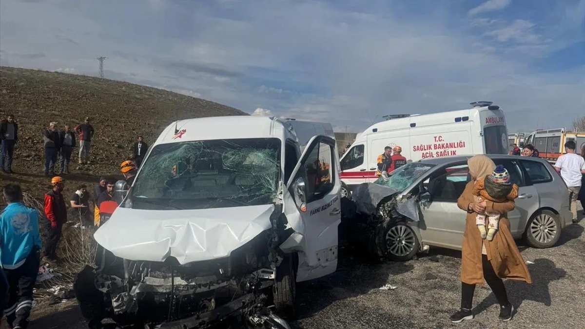 Sivas’ta kamu personelini taşıyan servis aracının karıştığı kazada hayatını kaybeden vatandaşlarımıza Allah’tan rahmet, ailelerine sabır; aralarında öğretmen ve sağlık çalışanlarımızın da bulunduğu yaralılarımıza acil şifalar diliyoruz.