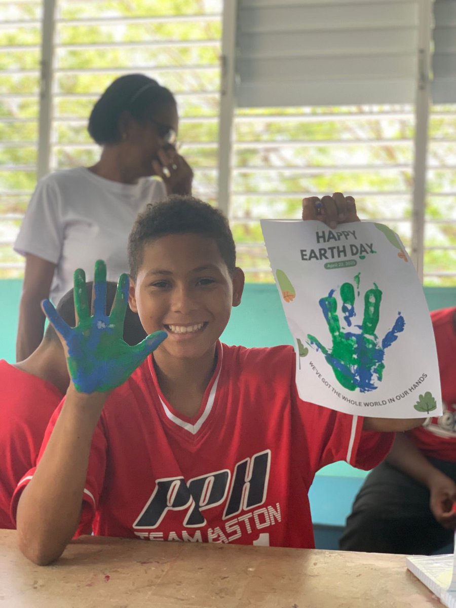 DoveMissionsOrg's tweet photo. It is Día Internacional de la Madre Tierra 💚🌱🌎Happy International Mother Earth Day

Our teachers support &amp; educate the kids on nature &amp; the earth. Locally, we are familiar with extreme heat, floods, &amp; plastics in the ocean/rivers.

Together we can all make a positive change! https://t.co/EiMlx8aKZG