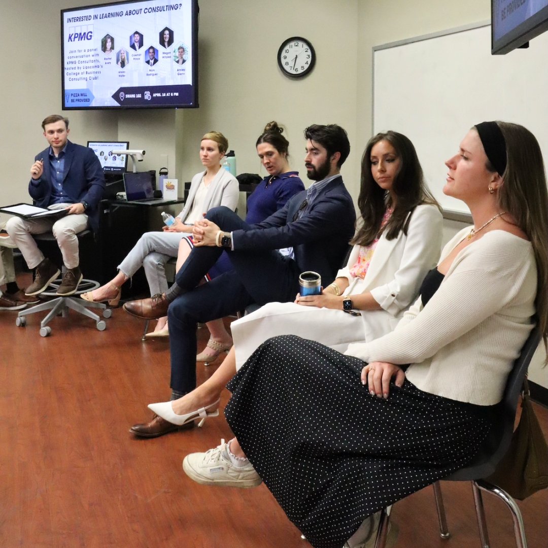 Packed house for our KPMG consulting panel last week! A big thank you to the KPMG consultants for sharing their expertise with our students and also to our amazing Consulting Club for organizing this fantastic opportunity!