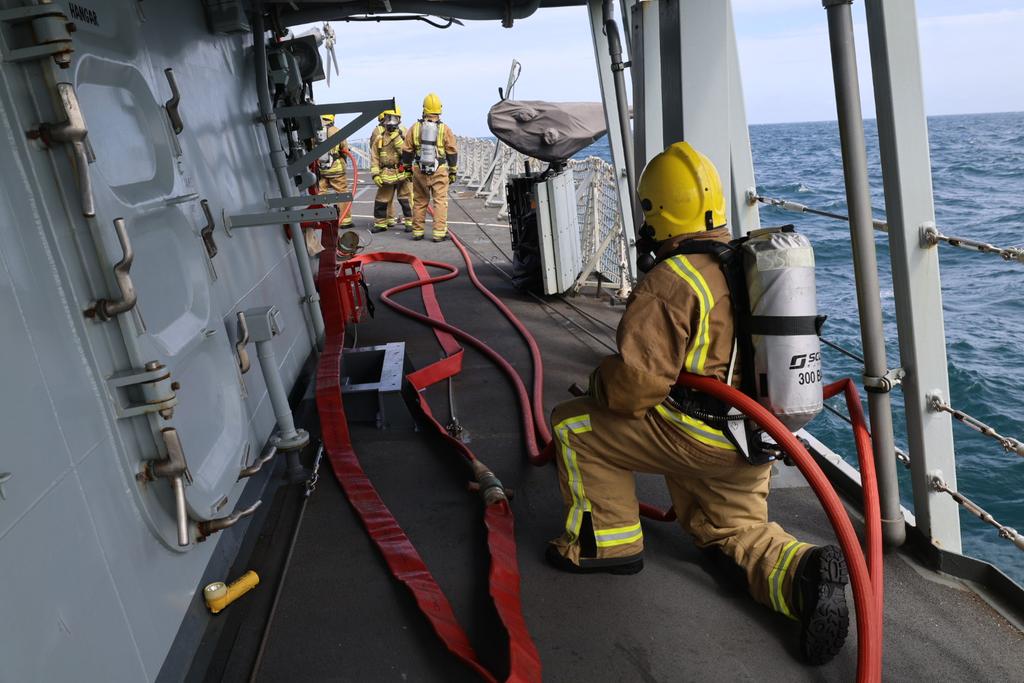 HMSStAlbans's tweet image. @HMSStAlbans trains to be ready for anything. Today she has conducted a crash on deck exercise with #814NAS Kingfisher Flight.