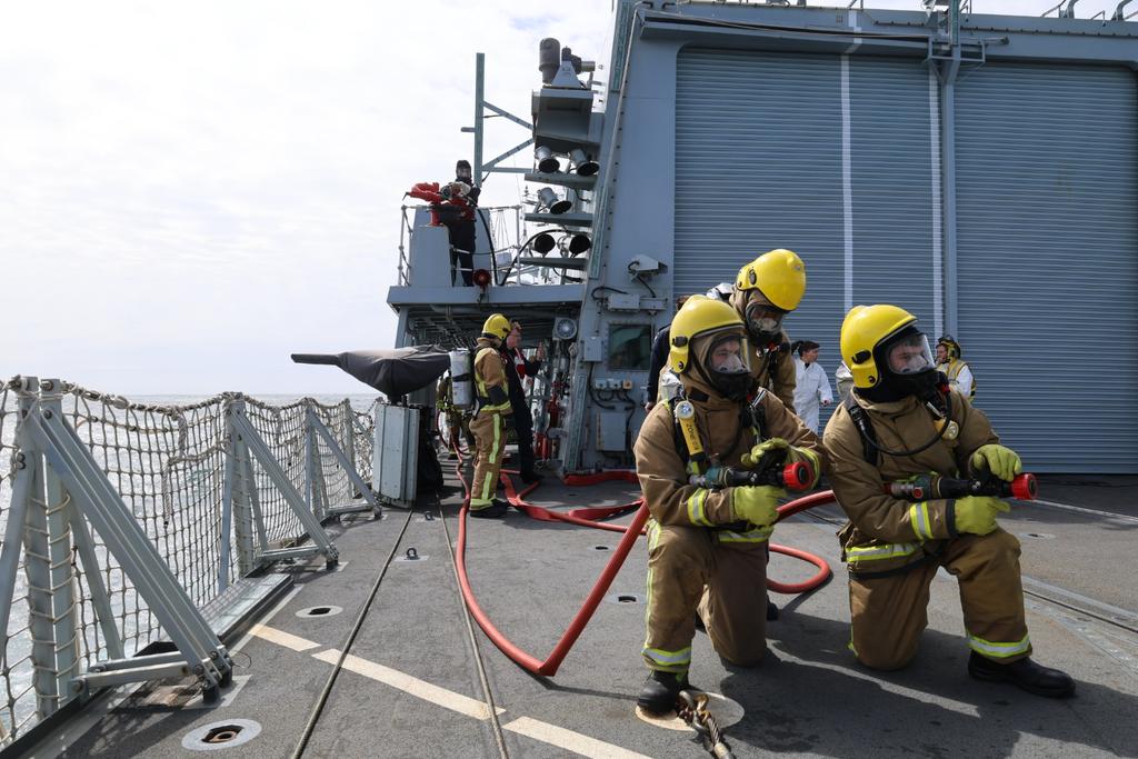 HMSStAlbans's tweet image. @HMSStAlbans trains to be ready for anything. Today she has conducted a crash on deck exercise with #814NAS Kingfisher Flight.