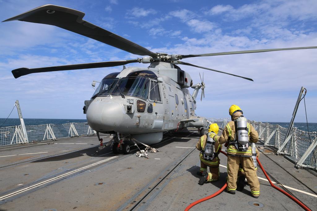 HMSStAlbans's tweet image. @HMSStAlbans trains to be ready for anything. Today she has conducted a crash on deck exercise with #814NAS Kingfisher Flight.