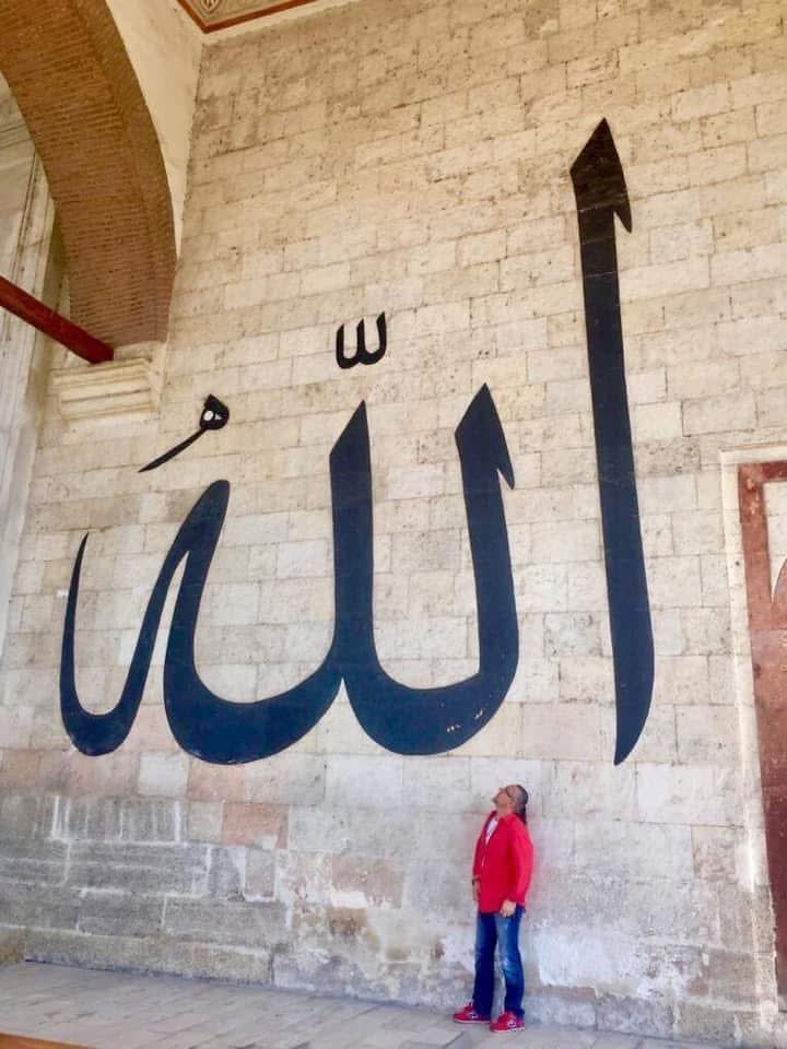 Her canlıyı yaratan,
her vârı,
her ân varlıkda durduran,
hepsini korku ve dehşetden koruyan yalnız  Allahü Teâlâ’dır.
Ve biz de şeksiz şüphesiz imân ettik...

“La ilahe illallah Muhammed Resulullah”

23fc