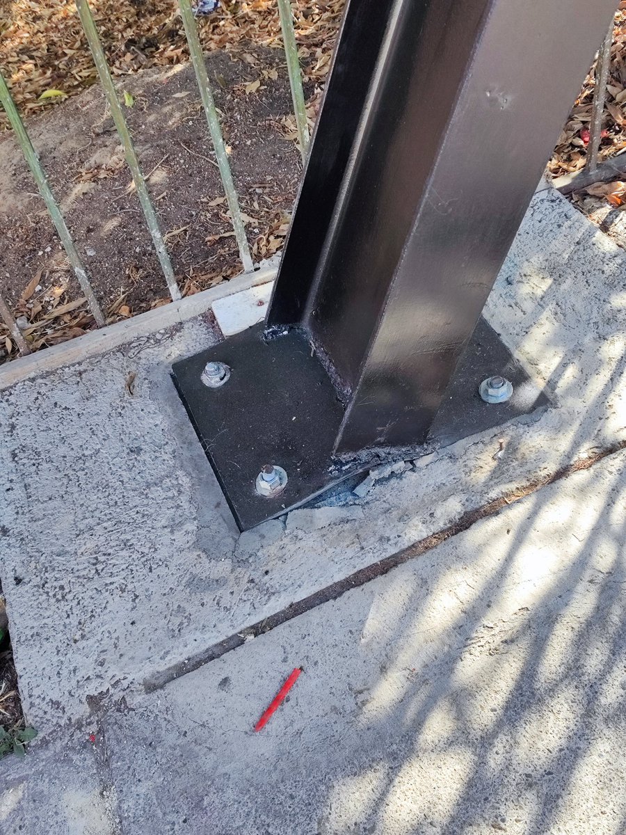 imalive_7's tweet photo. Un imbécil de una micro chocó el gábilo del puente en calle El mirador, con Tramontana en Villa Alemana. Tiene riesgo de caida y peligro para los peatones. @Munivillalemana
Urgente retirarlo y colocar demarcación, además la altura ya es diferente a la que indica la señalética https://t.co/I5gjt1ECec