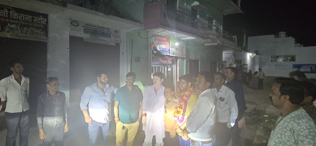 spuspendrapratp's tweet photo. हमारे शहर के युवा होनहार जिन्होंने सिविल सर्विसेज में क्वालीफाई किया है और पूरे भारत में 198 रैंक के साथ छतरपुर का नाम रोशन किया है ऐसे हमारे युवा साथी आशुतोष मिश्रा को उसके घर पर जाकर बधाई दी और आगामी जीवन के लिए शुभकामनाएं सम प्रेषित की https://t.co/zBdK9ND3kT