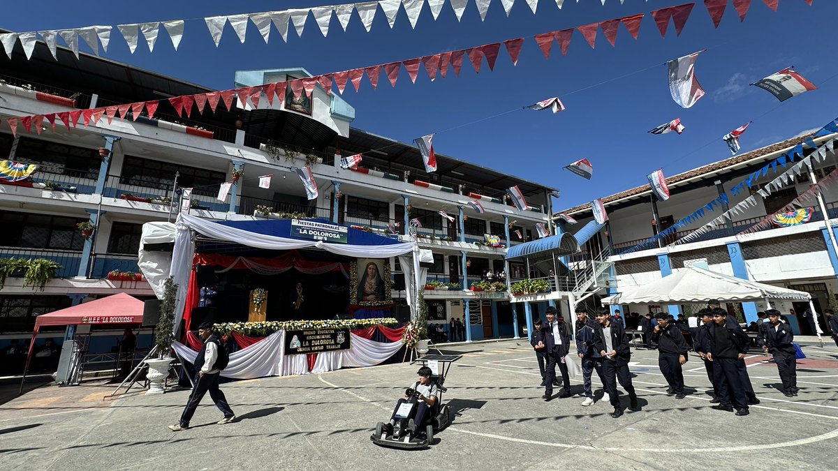 [LOJA] 🔩🙇🏻‍♂ Estudiantes de la Unidad Educativa La Dolorosa exponen proyectos de robótica y mecatrónica por los 85 años de vida institucional. Crearon una aspiradora casera, un robot y un dínamo eólico. 🦾⚙
¡Innovación y talento en las aulas!
#ElNuevoEcuador
