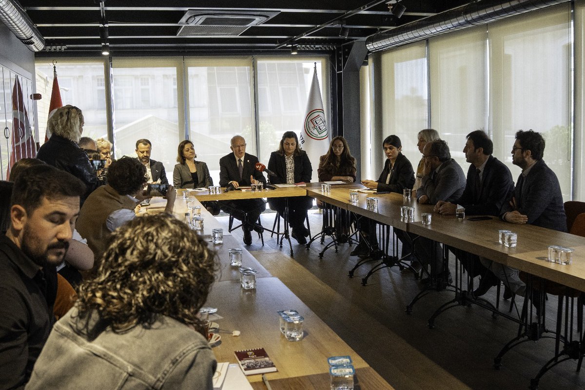 İstanbul Barosu 22 Nisan 2025 tarihinde 19 Mart sürecinde yaşanan hak ihlallerine ilişkin basın toplantısı düzenlemiştir. İnsan Hakları Merkezi tarafından hazırlanan ön rapor, Merkez Başkanı Avukat Tora Pekin tarafından sunulmuştur.

youtu.be/azZDStDuLiQ
