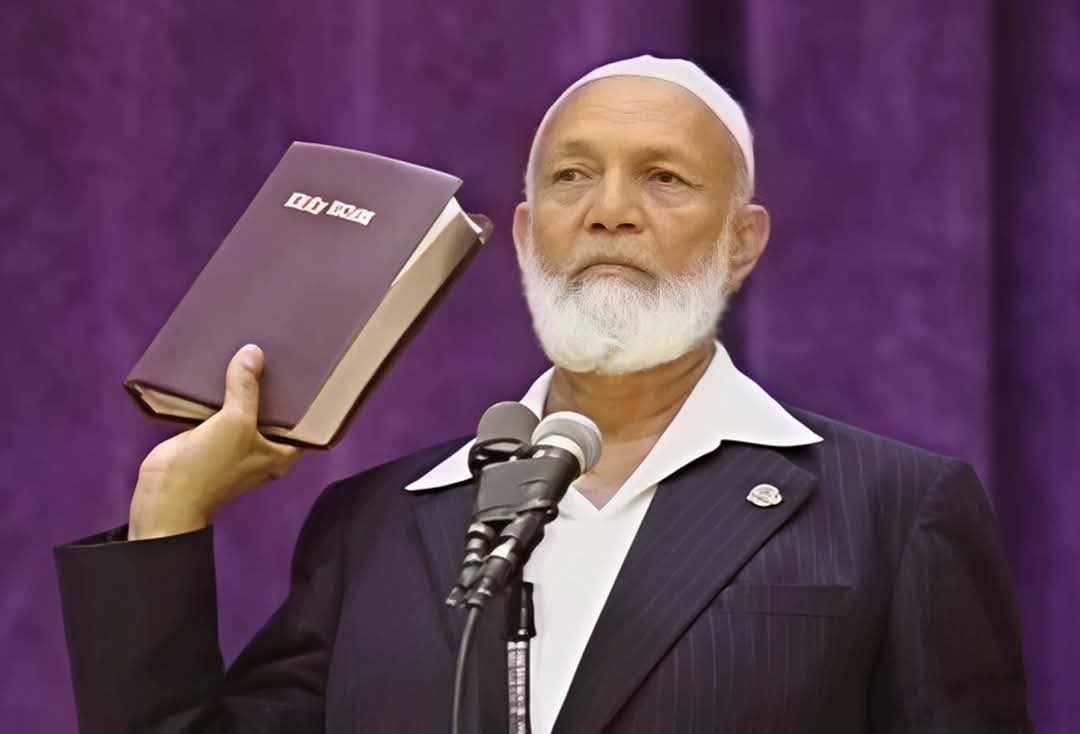 لن أذهب إلى بابا الفاتيكان
 كي أشرب معه القهوة 
ثم يعطيني الكتاب المقدس كهدية تذكارية
 وأخرج إلى الإعلام 
ويقولون «ما أعظمك يا ديدات»!
أريد مناظرة يشاهدها ملايين المسلمين
 والنصارى بيني وبين البابا.
 لكنه يرفض 
#أحمد_ديدات رحمه الله وطيّب ثراه