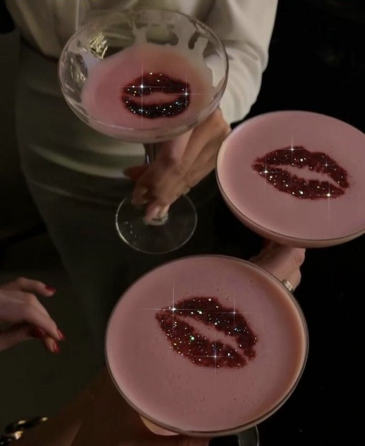 Outfit_Luxy's tweet photo. Cocktail 🍸💋 https://t.co/Z3DrjwvVi4