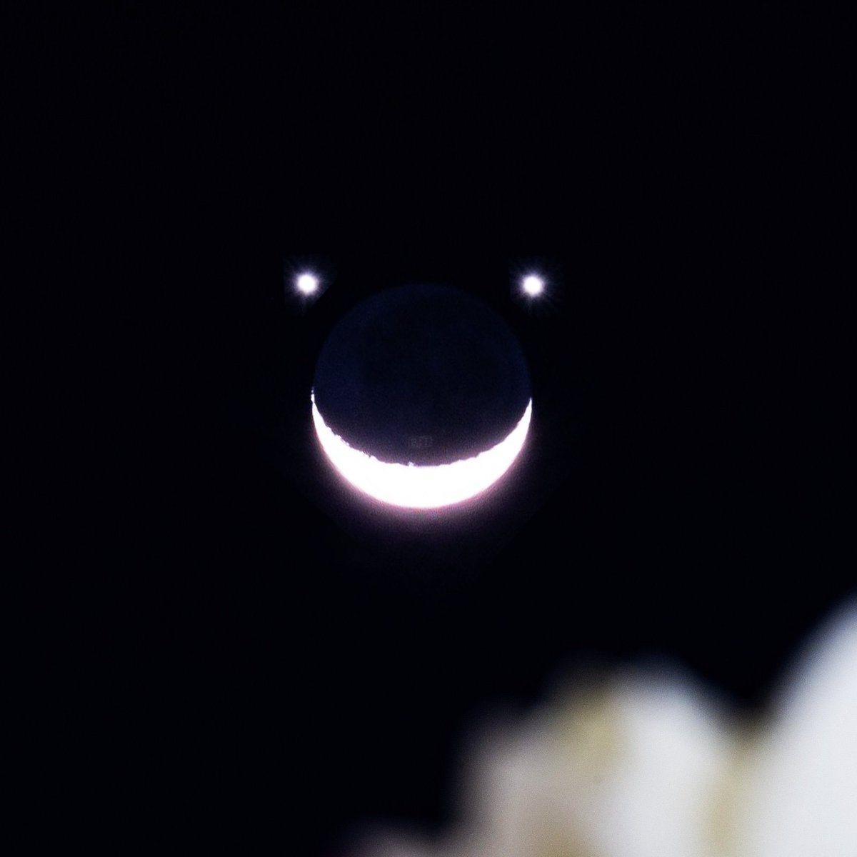 Cuma günü Ay, Venüs ve Satürn bir araya gelerek "gülümseme" görüntüsü oluşturacak.