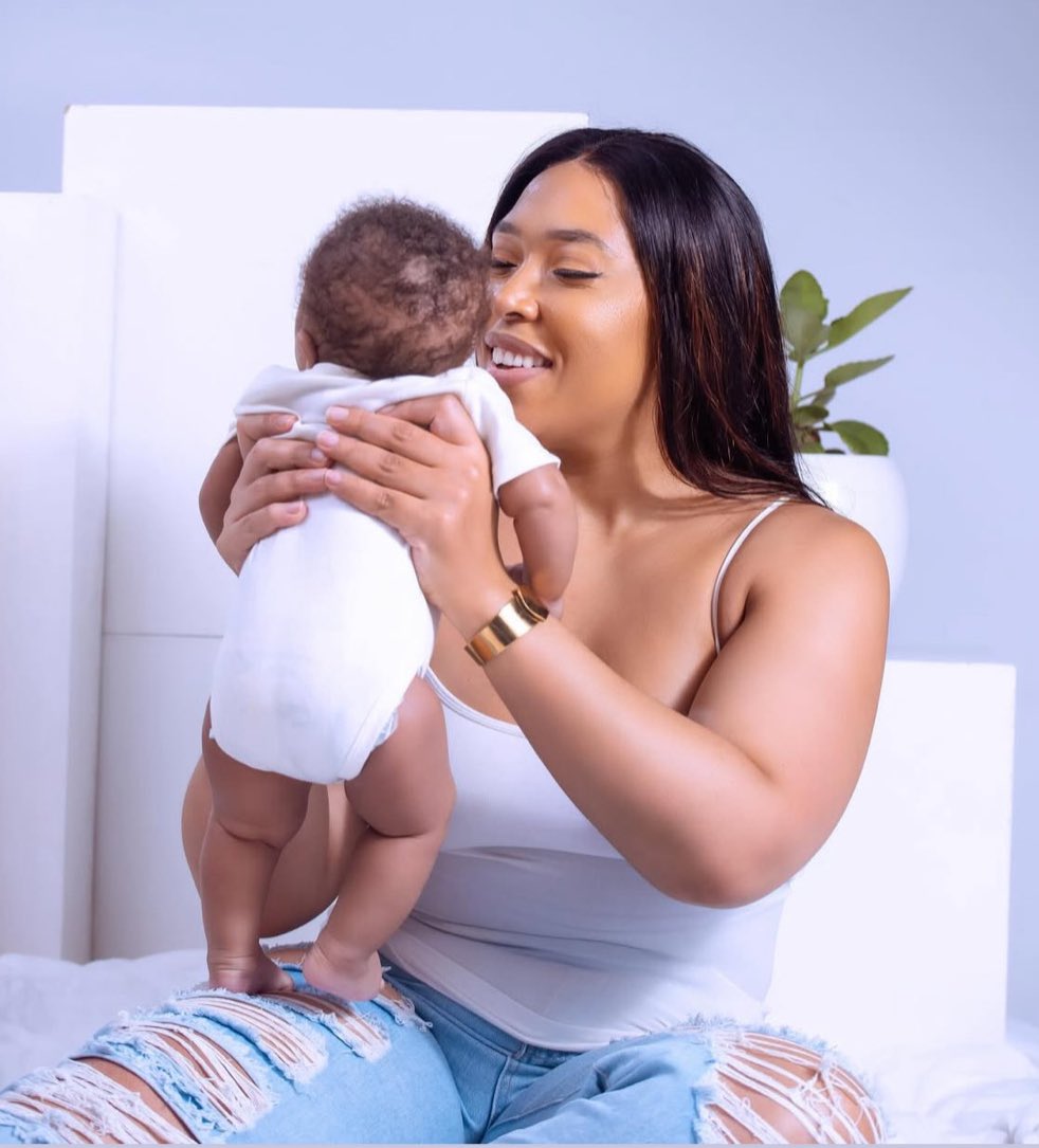 LoenzOmde's tweet image. The first SA woman to go back to her baby daddy to have more babies n be happy 😃