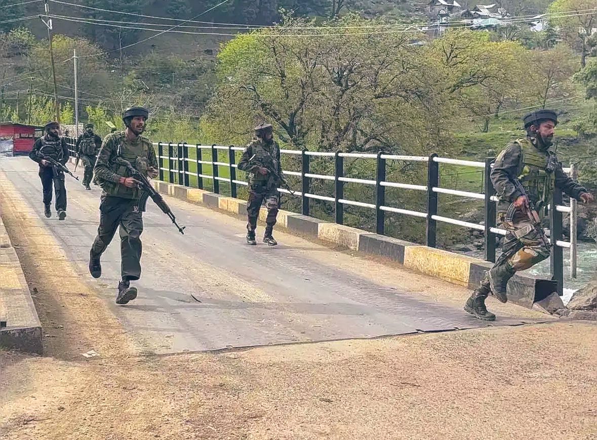 Railwhispers's tweet image. Watch them closely.Not a photo op. #Pure_professionalism.That you &amp;amp; me sleep in peace is a loud enough advertisement of their achievements. 
So much to learn from our #forces. 
May Ma Bhawani bless these brave hearts.
#IndianArmy
@RailMinIndia @PMOIndia @HMOIndia @NorthernComd_IA