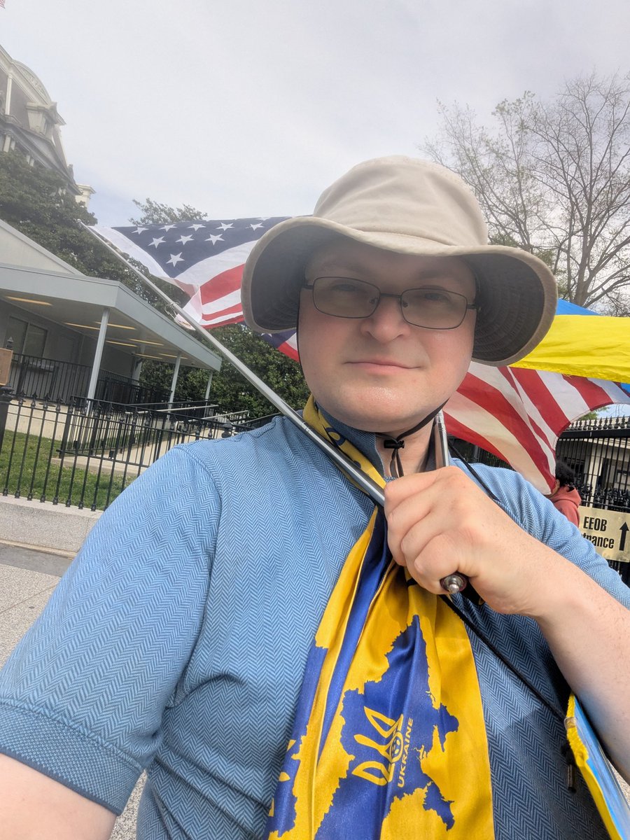 We are at 17th St NW and New York Ave by Eisenhower Executive office building this week. 
Join us here until 7pm today. 🇺🇸🇺🇦
Call your members of Congress every day. Guide here:
callcongress.us/ukraine/