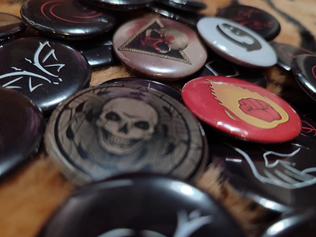 #chapas chiquitas del #bg3 para la #japanweekend de Alicante 
Ya veréis por qué esos diseños 🌝🌝