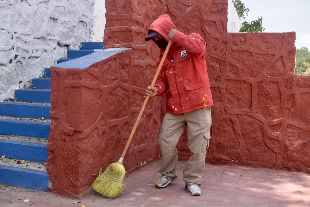 ServMpalSLP's tweet image. Desde muy temprano, Imagen Urbana trabaja en la limpieza del río Españita, retirando basura, maleza y residuos acumulados que afectan la imagen y el entorno natural de este importante espacio.

Estas acciones forman parte del compromiso por una ciudad más limpia, segura y #Amable