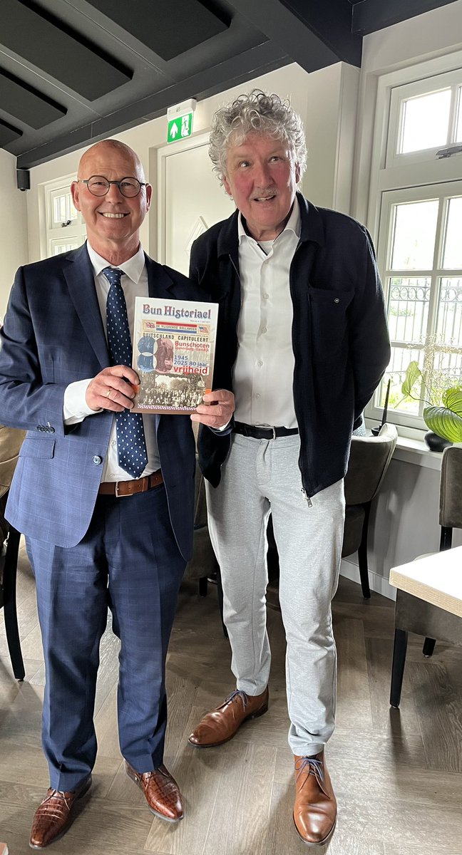 Uit handen van voorzitter Wouter van Dijk van de Historische Vereniging Bunscote ‘Bun Historiael’ in boekvorm in ontvangst genomen. Samengesteld bij herdenking bevrijding en 80 jaren vrijheid. Brengt de gevallenen in en uit Bunschoten met foto’s en verhalen tot leven.