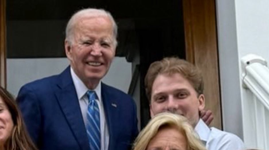 Vennwill's tweet photo. @JoeBiden Obviously photo shopped, the supposedly modems is a different color and not in correct 
Anatomical  placement .. j/s https://t.co/THqQhcKJSE