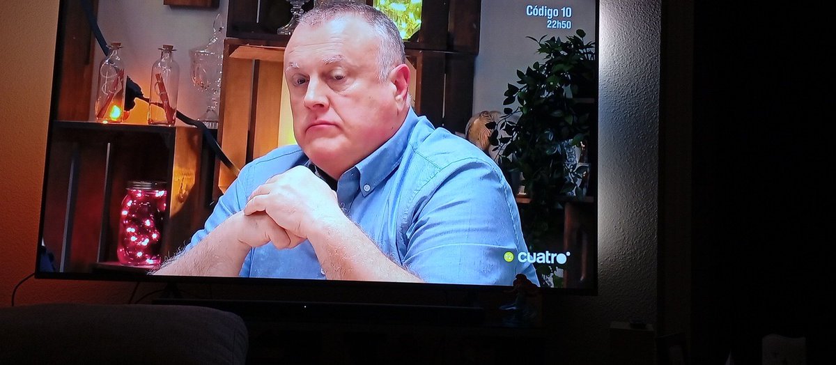 Que asco de tío pero que  cree la faltas que pone a la pobre mujer que maleducado #firstdates22A