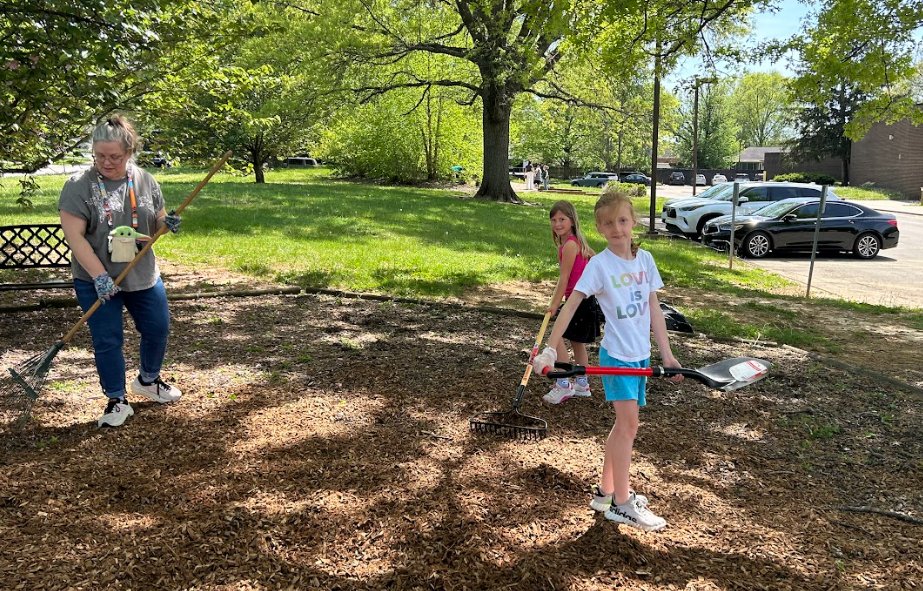 How did you spend Earth Day?🌍Lowe staff &amp; families SPRUCED up the campus together. #AimHighGoLowe