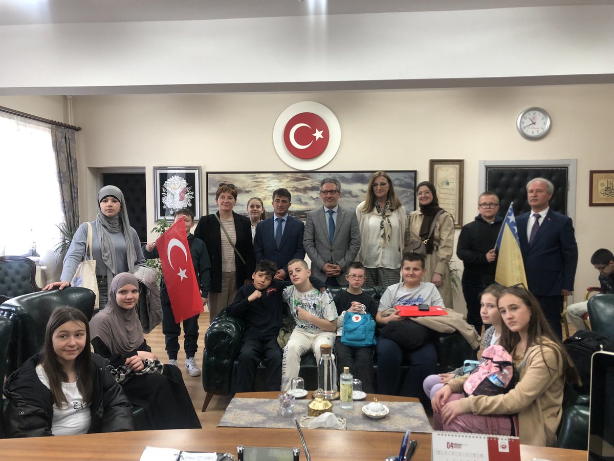 FatihilceMEM's tweet photo. 🇧🇦🇹🇷Bosna Hersek Alija Nametak İlkokulu’ndan, “Tercihim Türkçe” projesi kapsamında @CapaIlkokulu ‘nu ziyaret eden öğrenci ve öğretmenlerden oluşan heyet, İlçe Müdürümüz Muhammet Fatih Çepni’yi makamında ziyaret etti.

@Yusuf__Tekin @MucahitYentur @cepni6144 https://t.co/xwpSXIJV3A