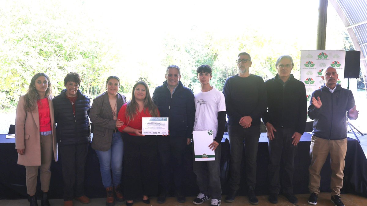 fernandogray's tweet photo. 🌍 En el Día de la Tierra anunciamos los proyectos seleccionados de la segunda ronda del Fondo de Juventud y Acción Climática de @BloombergDotOrg, junto a @uclg_org y @publicinno. Gracias a la confianza de Bloomberg Philanthropies, Esteban Echeverría vuelve a ser una de las ciudades elegidas para impulsar soluciones climáticas pensadas por juventudes del mundo. Son 22 proyectos liderados por jóvenes del distrito que recibirán financiamiento y acompañamiento técnico, y contarán con el apoyo de prestigiosas instituciones educativas, culturales, sociales y comunitarias de nuestro partido.