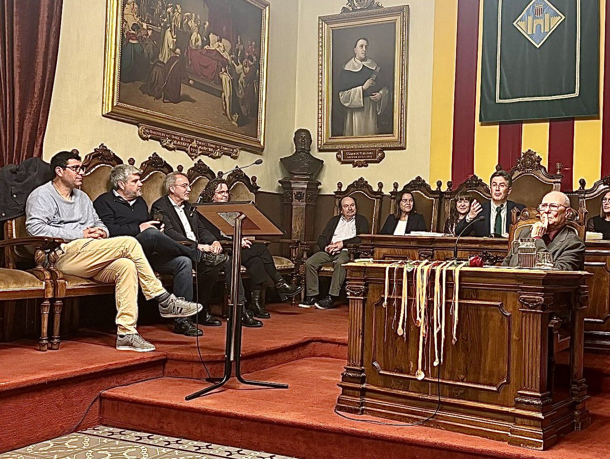 JuntsxCatVila's tweet photo. Avui  hem assistit a l’acte institucional de la Diada de #SantJordi amb la conferència “De la paraula”, a càrrec de l’escriptor i professor Xavier Hernàndez Ventosa. 

El Saló de Sessions, ple de gom a gom, ha acollit una reflexió sobre el poder de la paraula. https://t.co/6OkV9W0PtT